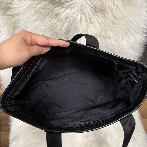 🔥SOLD🔥Authentic Gucci Beige GG Supreme Canvas Tote with Black Leather Pocket - Picture 15 of 17